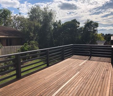 IMPRESSIVE FAMILY HOME - SINGLE LEVEL SPACE AND COMFORT - Photo 4