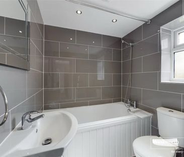 3 Bed Terraced House, Donnington Gardens, RG1 - Photo 2