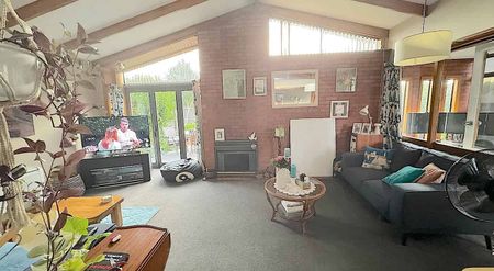 Beautiful home in well sought after neighbourhood - Photo 3