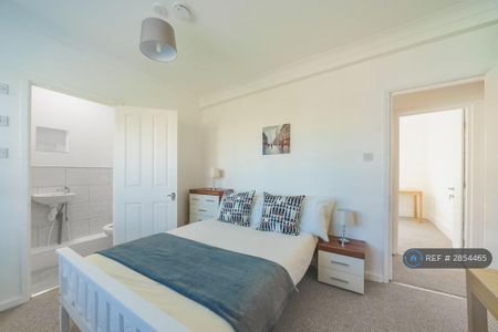 1 bedroom in a house share to rent - Photo 4