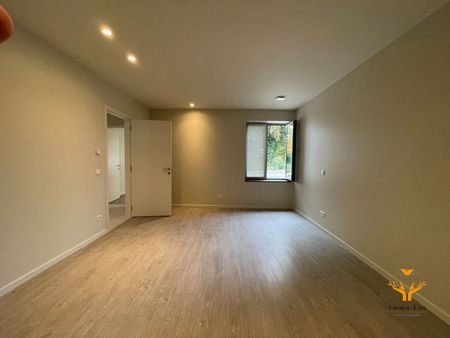 Volledig gerenoveerd appartement op het gelijkvloers van maar liefst 220m² met privé tuin en terras. - Photo 3