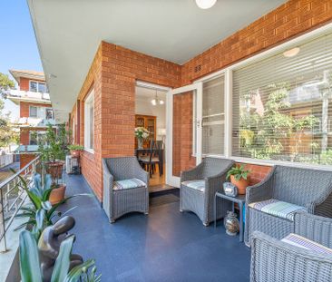 Light-Filled 2-Bedroom Apartment in Leafy, Secure Complex - Photo 6