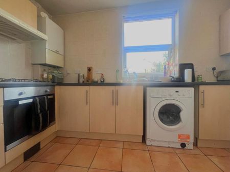 3 bedroom flat to rent - Photo 4