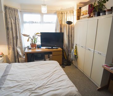 4 Bedroom House To Rent in Wallisdown - £1,800 pcm Tenancy Info - Photo 2