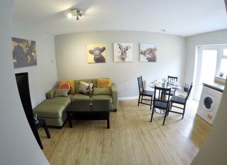 2 Bed Flat, Newcastle Road, RG2 - Photo 2