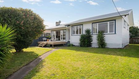 Beach Life 3 bedroom Home in Mount Maunganui - Photo 4