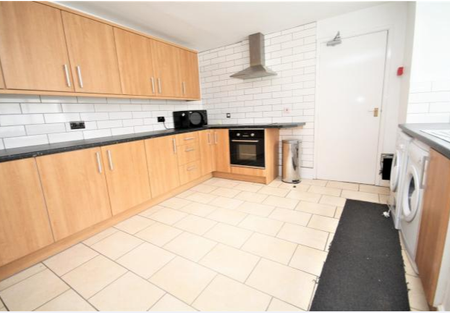 1 bedroom in a house share to rent - Photo 3