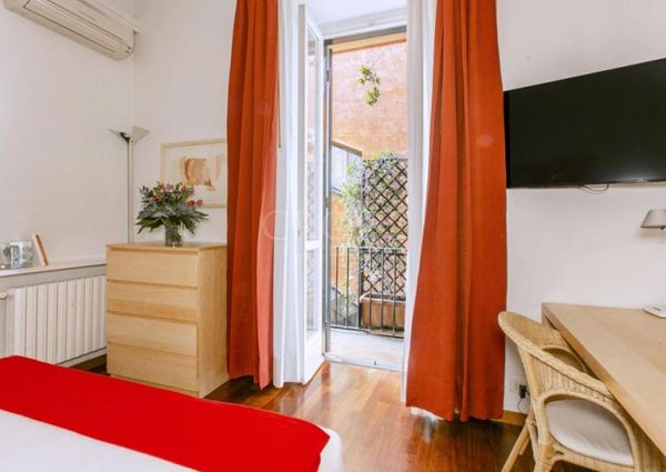 Elegant Apartment in the Heart of Rome: Between Piazza di Spagna and Via del Corso, in residence with dayluy cleaning , A/C wifi , consierge. Rif #1948
