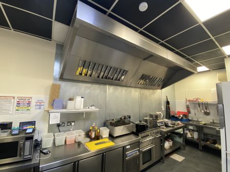 £2,000 PCM, Whole Building Lease, Large Fully Fitted And Equipped A3 Licensed Restaurant and Takeaway with Garden and Two Bedroom Maisonette in Penarth Road, Grangetown, Cardiff, CF11 6NJ - Photo 3