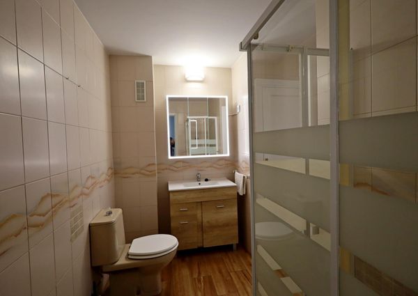 Encantador Piso Reformado en La Carihuela en urbanización con Piscina y Tenis en primera l – tor507ts1