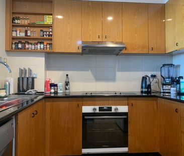 FULLY FURNISHED 2-BED + CARSPACE! - Photo 2