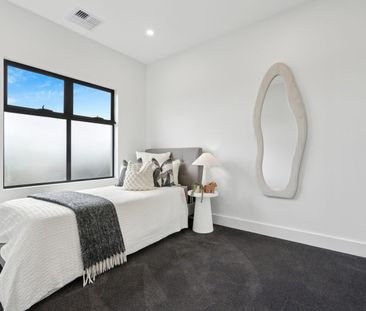 BRAND NEW LUXURY TOWNSHOUSE - Photo 2