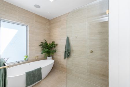 Where Western Coastal Luxury Meets Everyday Living - Photo 5