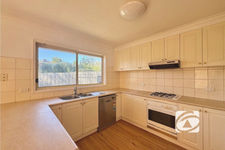 COMFORTABLE & CONVENIENT 3-BEDROOM FAMILY HOME! - Photo 4