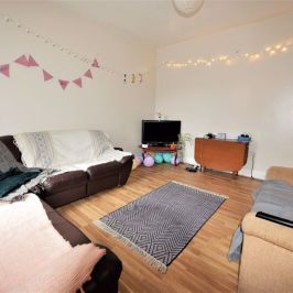 5 bedroom House in Hessle Place, Leeds - Photo 2