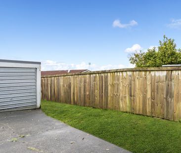 West Is Best – Cozy 2-Bedroom Standalone Home with Spacious Living - Photo 3