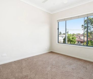 Stylish Three-Bedroom Townhome in Prime Location - Photo 2