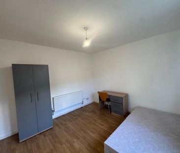 6 bedroom semi-detached house to rent - Photo 2