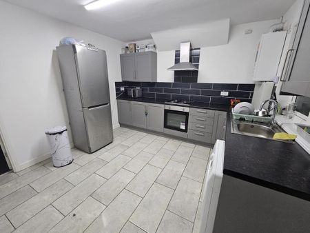 1 bedroom in a house share to rent - Photo 4
