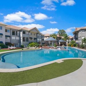 Top Floor 2 Bed 2 Bath Un-Furnished Apartment! - Photo 2