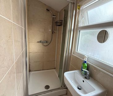 Self contained studio flat close to barking station -£1100 inclusiv... - Photo 2
