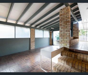 48 Karina Crescent, Broadbeach Waters, Qld 4218 - Photo 2