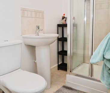 2 bedroom Flat To Let - Photo 6