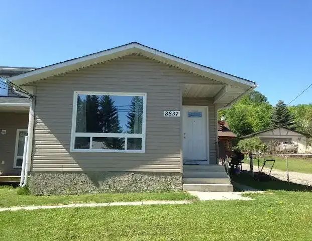 BEAUTIFUL HOME IN A WONDERFUL LOCATION- OVER 2200 square feet | Calgary - Photo 1