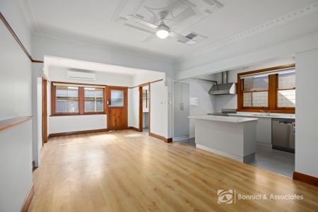 CHARMING & CENTRAL HOME - Photo 2