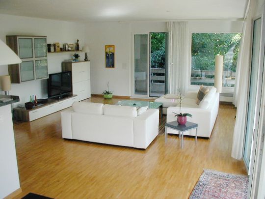 Charmante 4.5-Zimmerwohnung mit grossem Balkon an idyllischer Lage - Photo 1