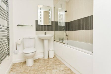 3 bedroom flat to rent - Photo 4