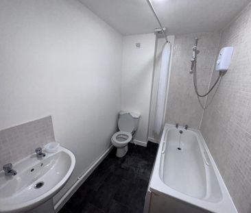 3 bedroom flat to rent - Photo 4