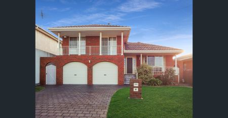 BEAUTIFUL FAMILY HOME IN PRIME LOCATION - Photo 5