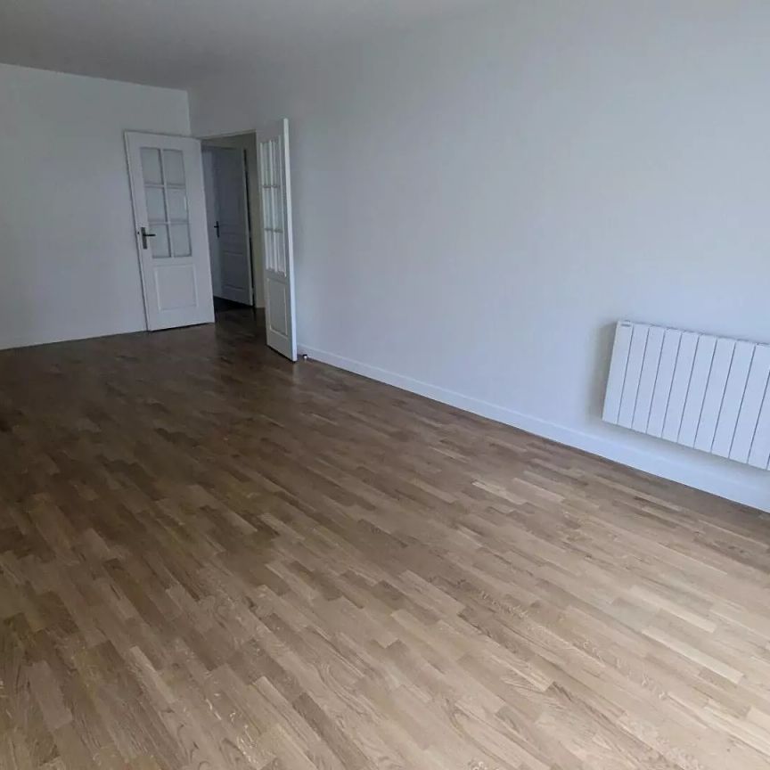 location Appartement T3 DE 74.16m² À GARCHES - Photo 1