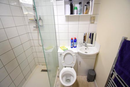 1 bedroom in a house share to rent - Photo 3