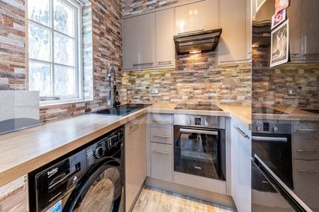 A lovely cosy one bedroom flat on the 1st floor in a small private block - Photo 4
