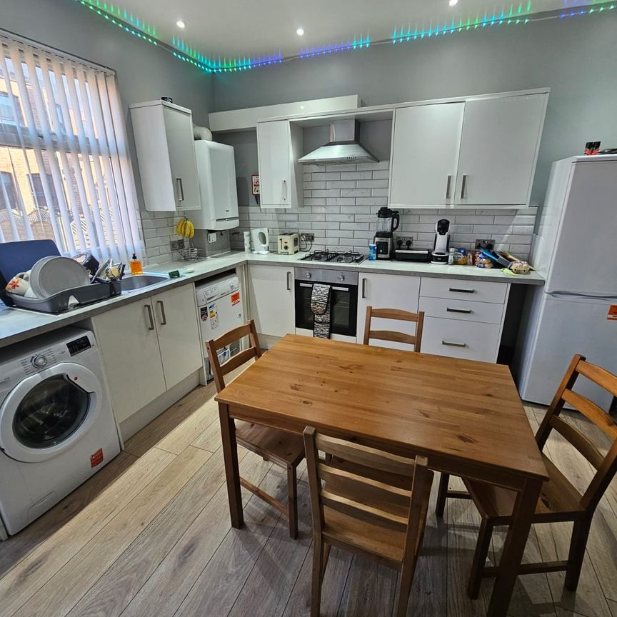 3 Bed - 32 Hessle Terrace, Hyde Park, Leeds - LS6 1EQ - Student - Photo 1