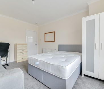 2 bedroom ground floor flat to rent - Photo 2