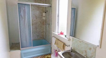 All inclusive rooms on Russell St - Available now - Photo 5