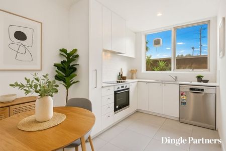 Spacious Two Bedroom Apartment - Photo 4