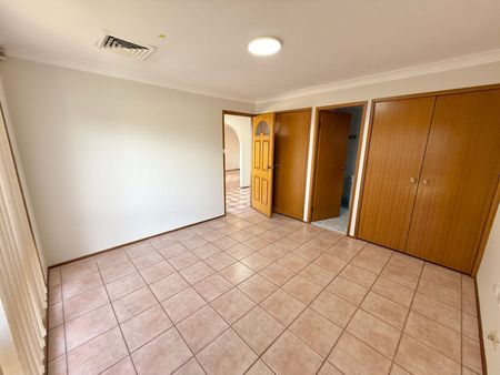 SPACIOUS FAMILY HOME IN A PRIME LOCATION! - Photo 3