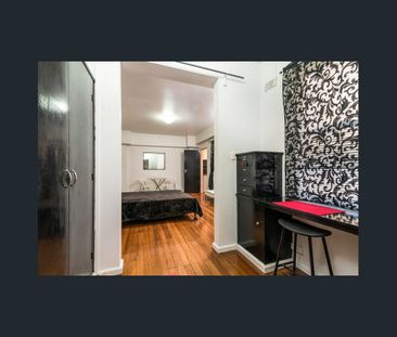 Spacious character studio with stunning communal rooftop - Photo 2