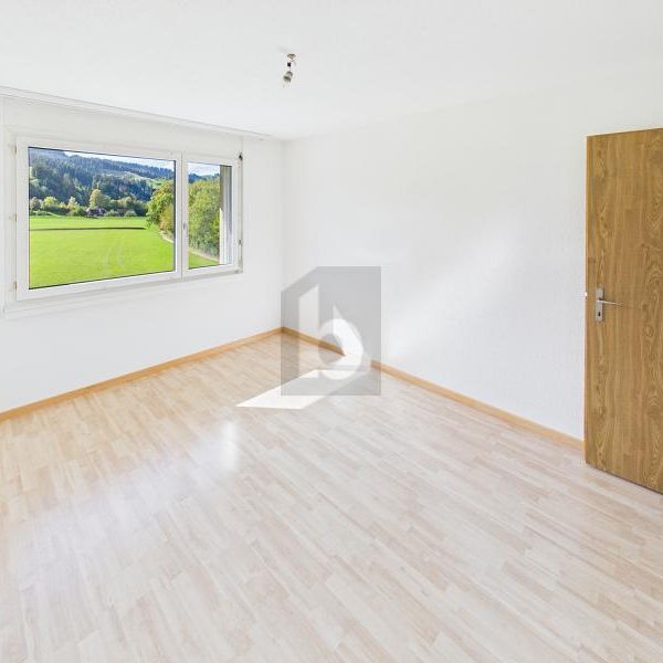 NEU RENOVIERT, GROSSZÜGIG UND MIT AUSSICHT - Photo 1