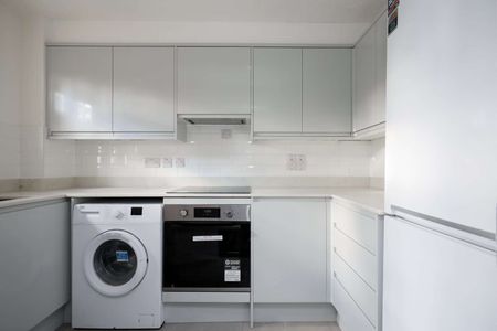 Charming two bedroom apartment with off-street parking near Wimbledon Common. - Photo 2