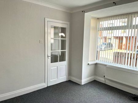 Partly Furnished 3 Bedroom Terrace - Photo 3