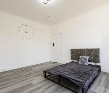 House share to rent - Photo 2