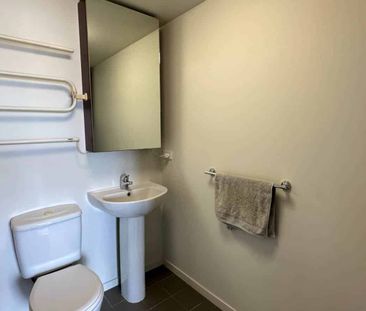 Tidy, conveniently located studio apartment in... - Photo 5