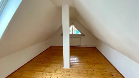 Gemütliche 3ZKB-Dachgeschosswohnung mit Balkon zu vermieten! - Photo 5