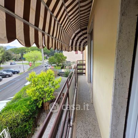 Appartamento in Affitto in Piazza Villeparisis a Pietrasanta - Foto 1