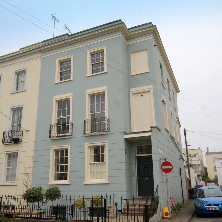 Basement Flat, 32 Montpellier Villas, CHELTENHAM GL502XF - Photo 1